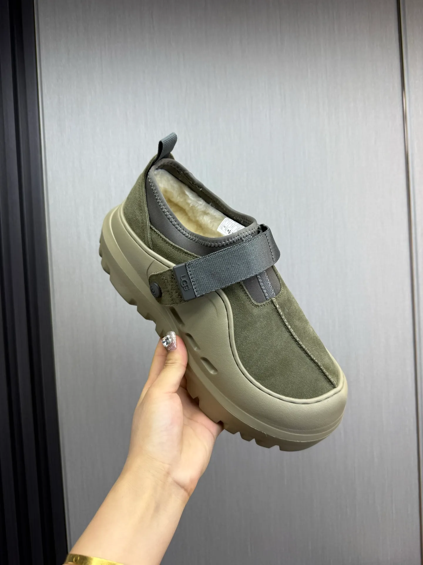 Men's shoes💰580💰Couples💖 New UGG fur integrated men's simple and fashionable snow boots. The most worth buying at the end of this year are warm casual shoes. Whether you are out and about at home, their comfortable and warm performance will be your most suitable fashion companion! The material is cowhide upper and imported wool is used inside. Warm and comfortable! The eva+ rubber patch outsole is cushioned, non-slip and wear-resistant, and has good elasticity. It is light and wear-resistant, comfortable and soft, and the new simple cut is more fashionable. It has both practicality and fashion sense, so you no longer have to worry about how to match it in winter, while still maintaining your fashionable taste. High-quality genuine wool. Look at the details for the material! Size: 35-40-41-42-43-44-44 sneaker size